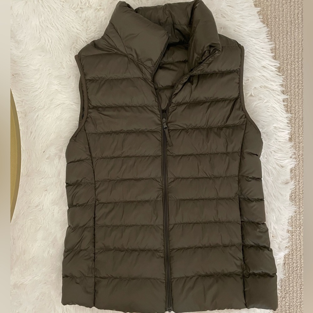 Uniqlo green puffer vest